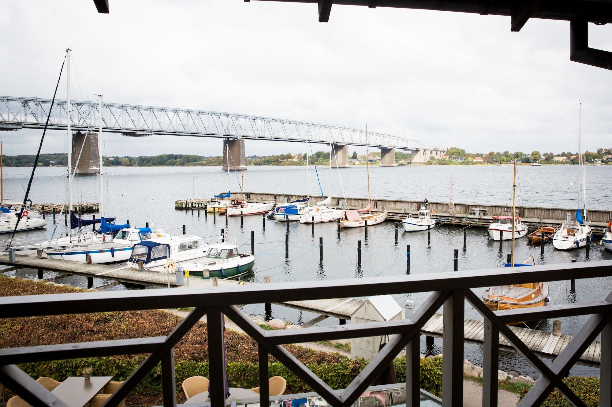 Comwell Kongebrogaarden Hotel Middelfart Exterior photo