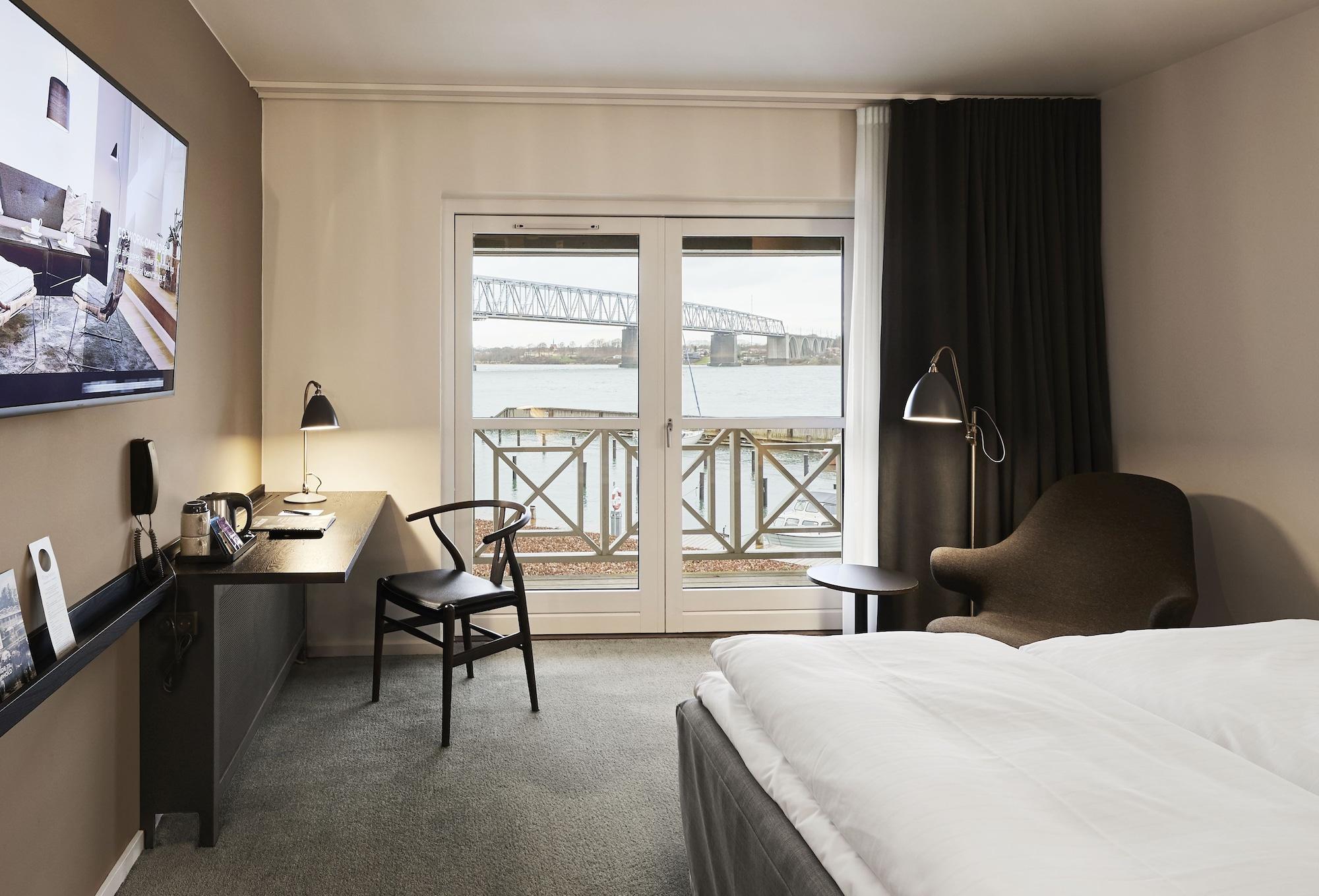 Comwell Kongebrogaarden Hotel Middelfart Exterior photo