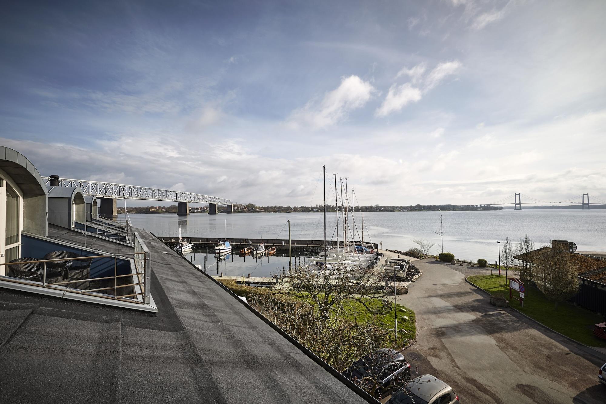 Comwell Kongebrogaarden Hotel Middelfart Exterior photo